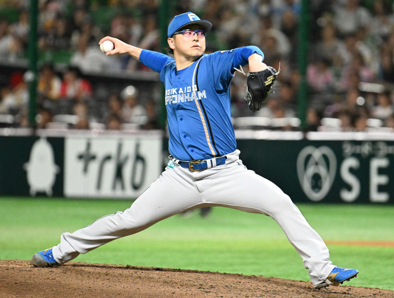 ソフトバンク対日本ハム　日本ハム3番手投手の生田目（撮影・林敢治）