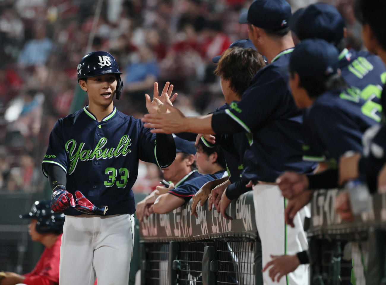 広島対ヤクルト　6回表ヤクルト1死一、二塁、伊藤の中前適時打で内山が生還（撮影・加藤孝規）