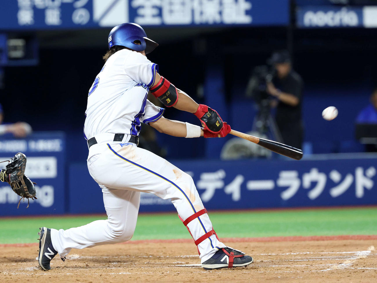 DeNA対中日　4回裏DeNA1死、井上は右越えソロ本塁打を放つ（撮影・鈴木正人）