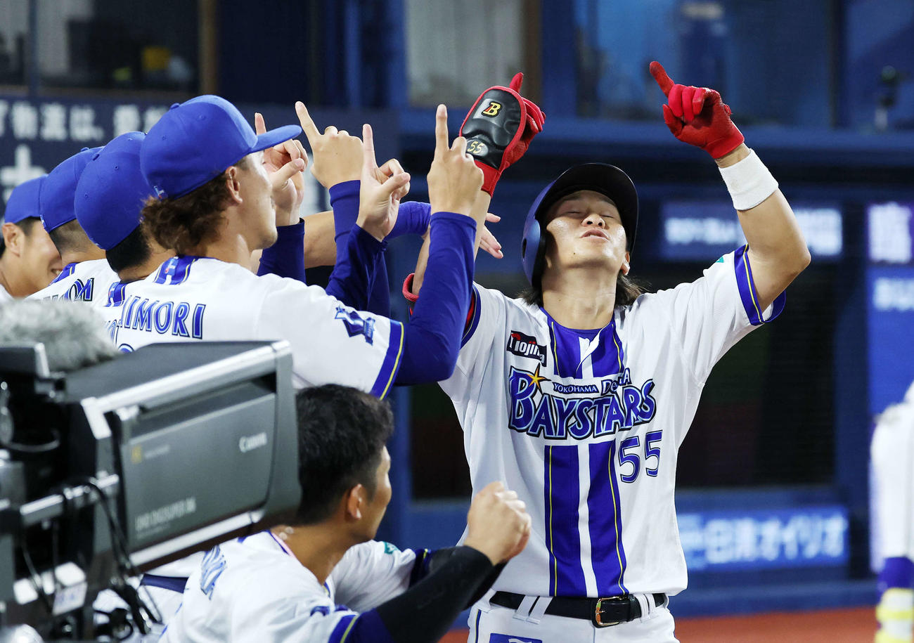 DeNA対中日　4回裏DeNA1死、井上（右）は右越えソロ本塁打を放ちベンチ前でポーズを決める（撮影・鈴木正人）