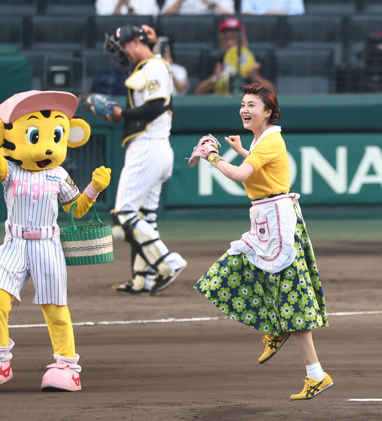 阪神対巨人　ファーストピッチセレモニーを務める藤原（2025年7月2日撮影）
