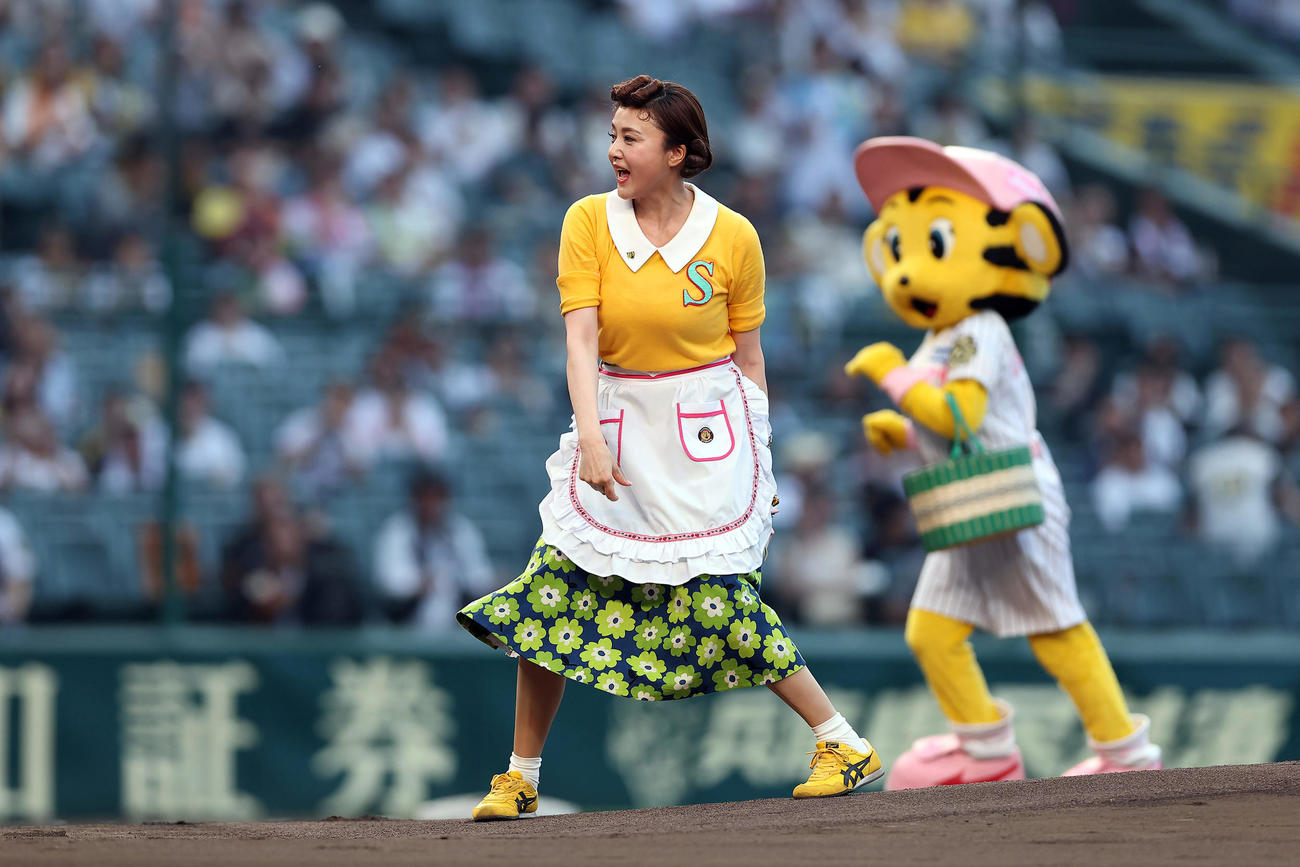 阪神対巨人　試合前、ファーストピッチセレモニーを務める藤原紀香（2025年7月2日撮影）
