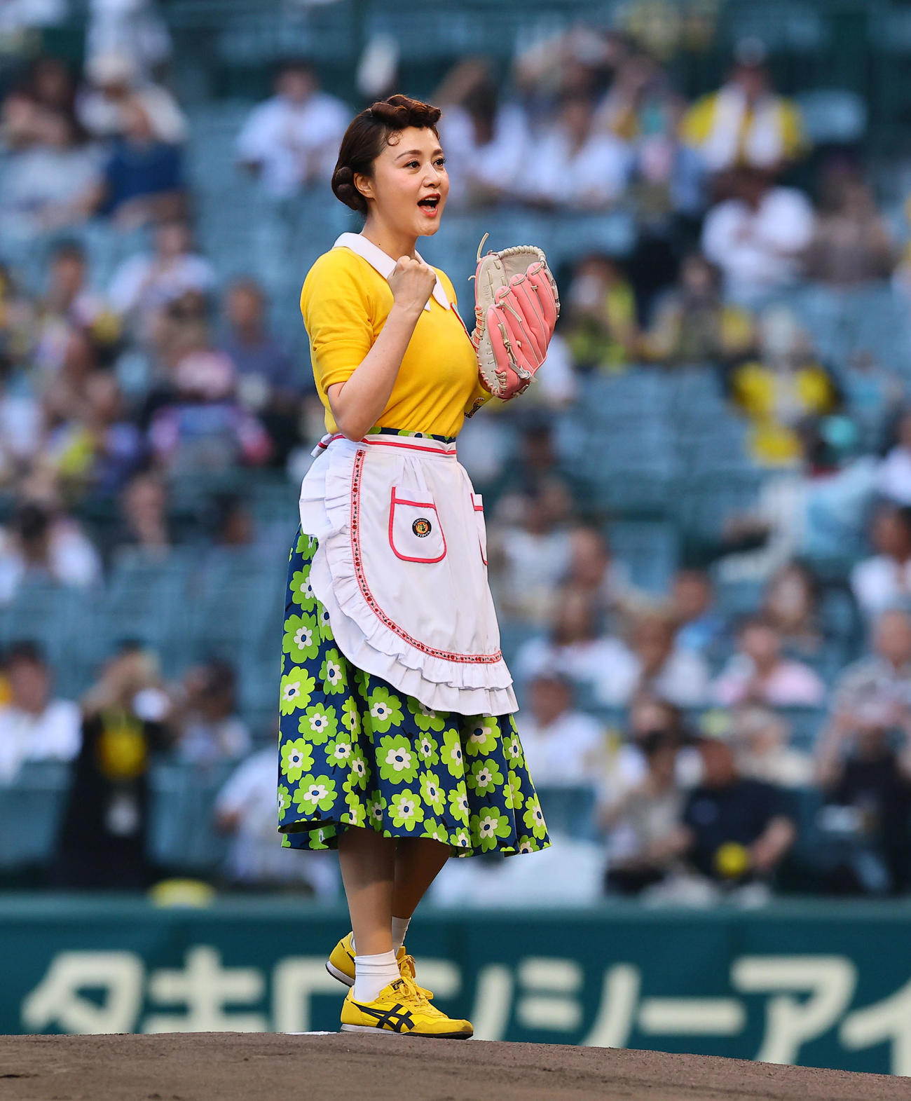 阪神対巨人　サザエさんの格好でファーストピッチに臨む藤原紀香（2025年7月2日撮影撮影）