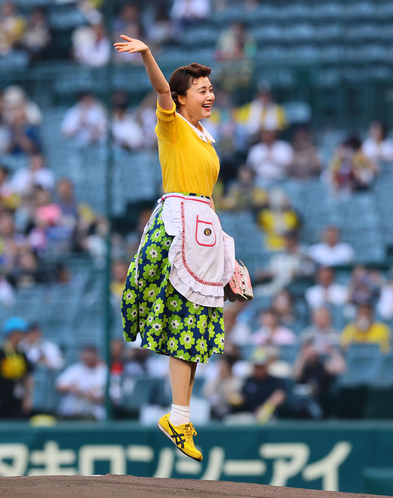 阪神対巨人　サザエさんの格好でファーストピッチを務めた藤原紀香（2025年7月2日撮影）