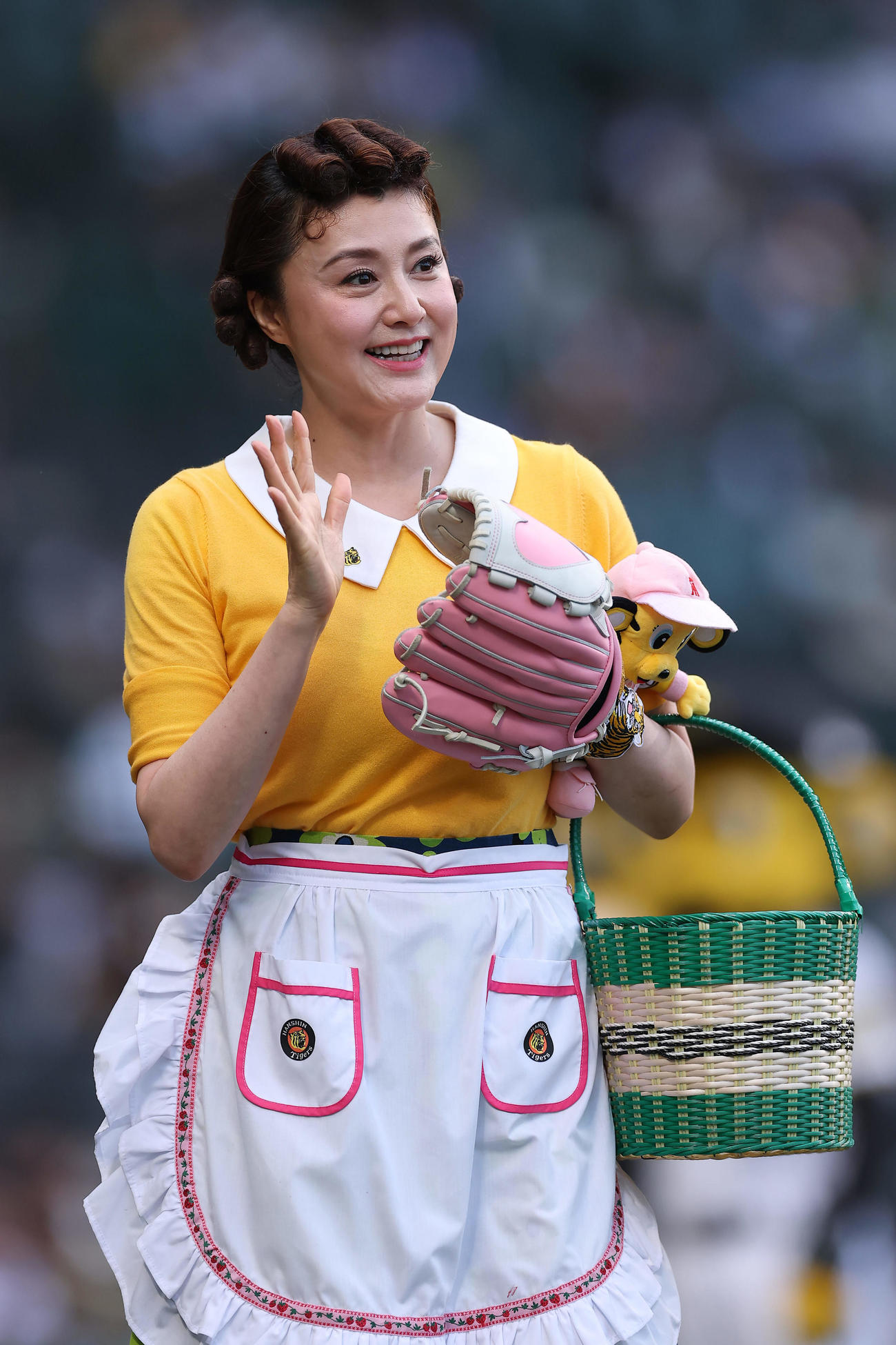 阪神対巨人　試合前、ファーストピッチセレモニーに登場した藤原紀香（2025年7月2日撮影）