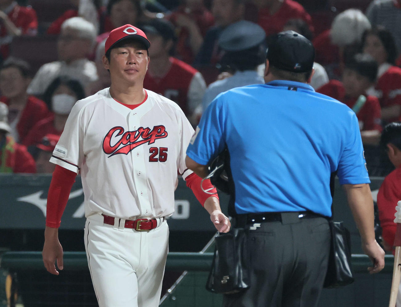 広島対ヤクルト　7回裏終了時、交代を告げる新井監督（撮影・加藤孝規）
