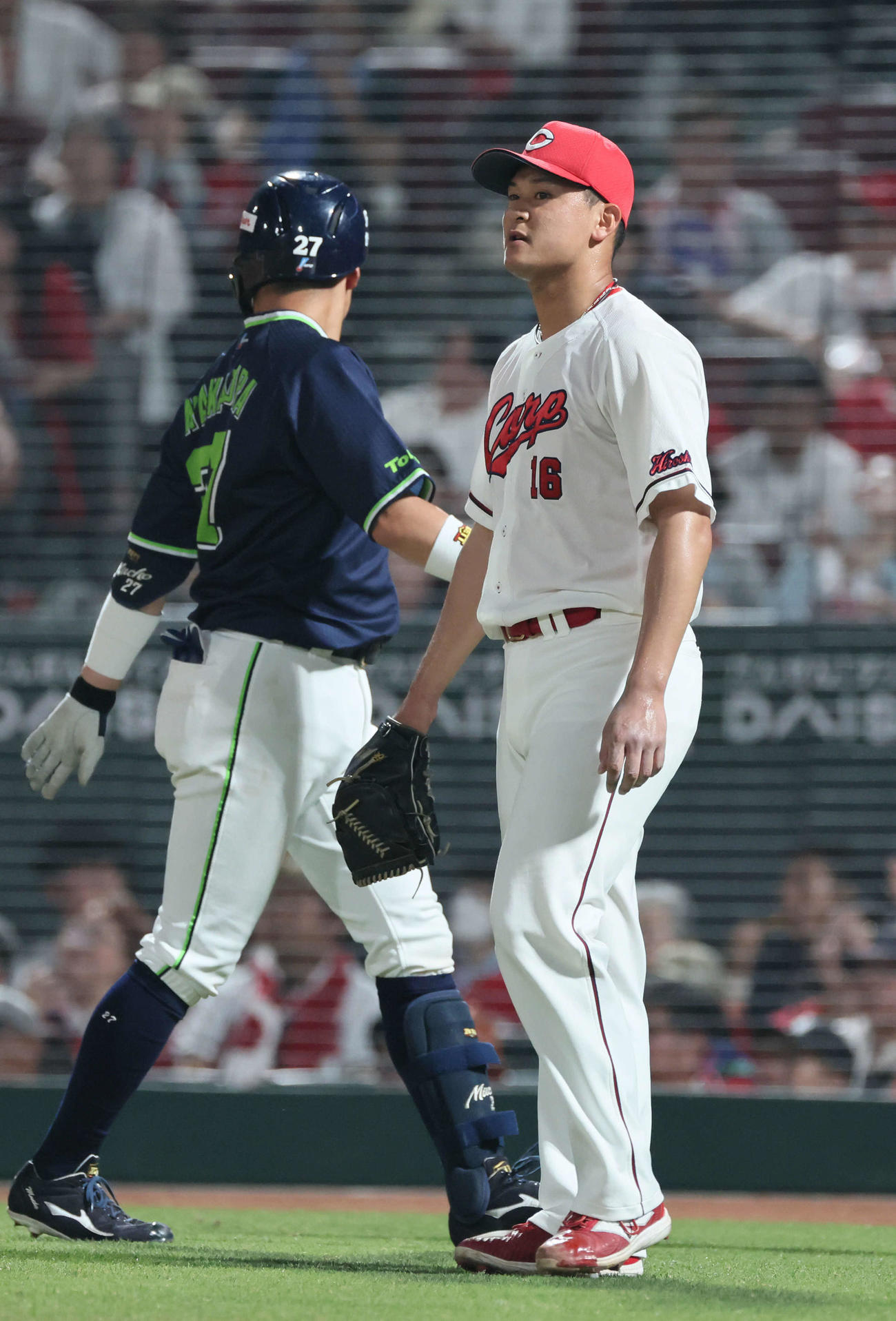 広島対ヤクルト　6回表ヤクルト1死一、二塁、伊藤に中前適時打を浴びた森（中央）（撮影・加藤孝規）