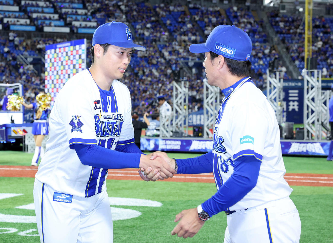 DeNA対中日　プロ初勝利したDeNA小園（左）と握手する三浦監督（撮影・鈴木正人）