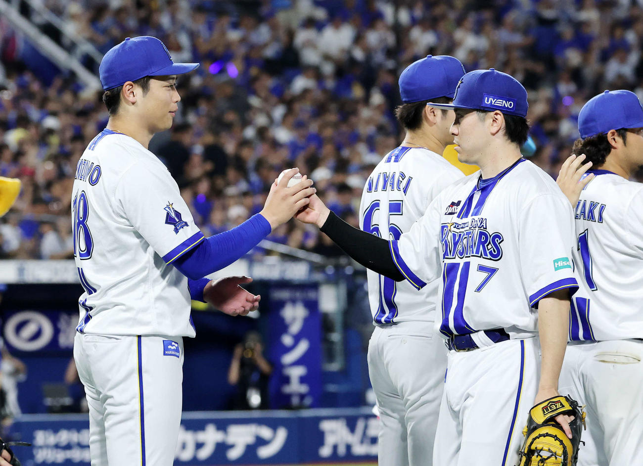 DeNA対中日　DeNA佐野（右）からウイニングボールを受け取るプロ初勝利した小園（撮影・鈴木正人）