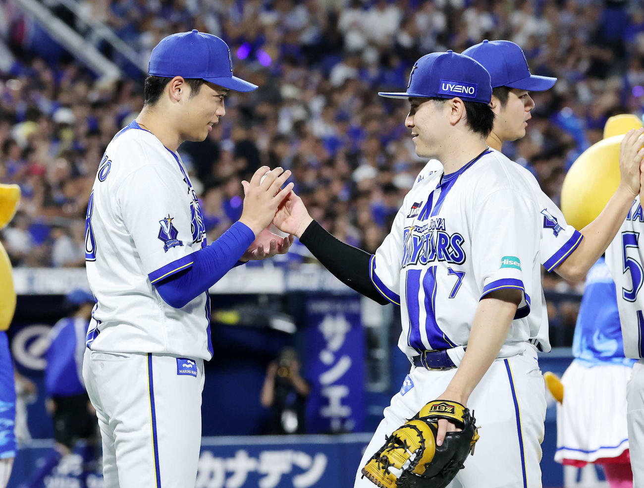 DeNA対中日　DeNA佐野（右）からウイニングボールを受け取るプロ初勝利した小園（撮影・鈴木正人）