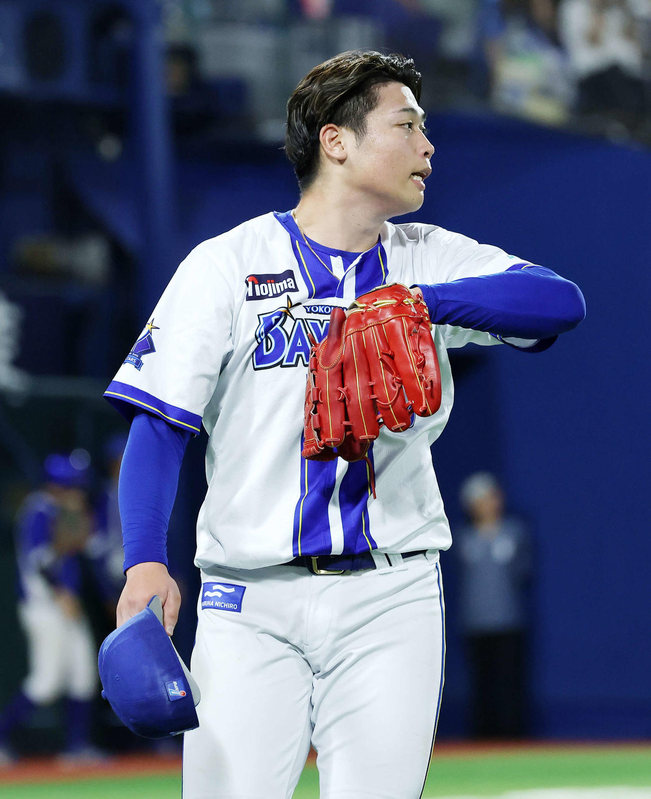 DeNA対中日　5回表、中日の攻撃を抑えベンチに引き揚げる小園（撮影・鈴木正人）
