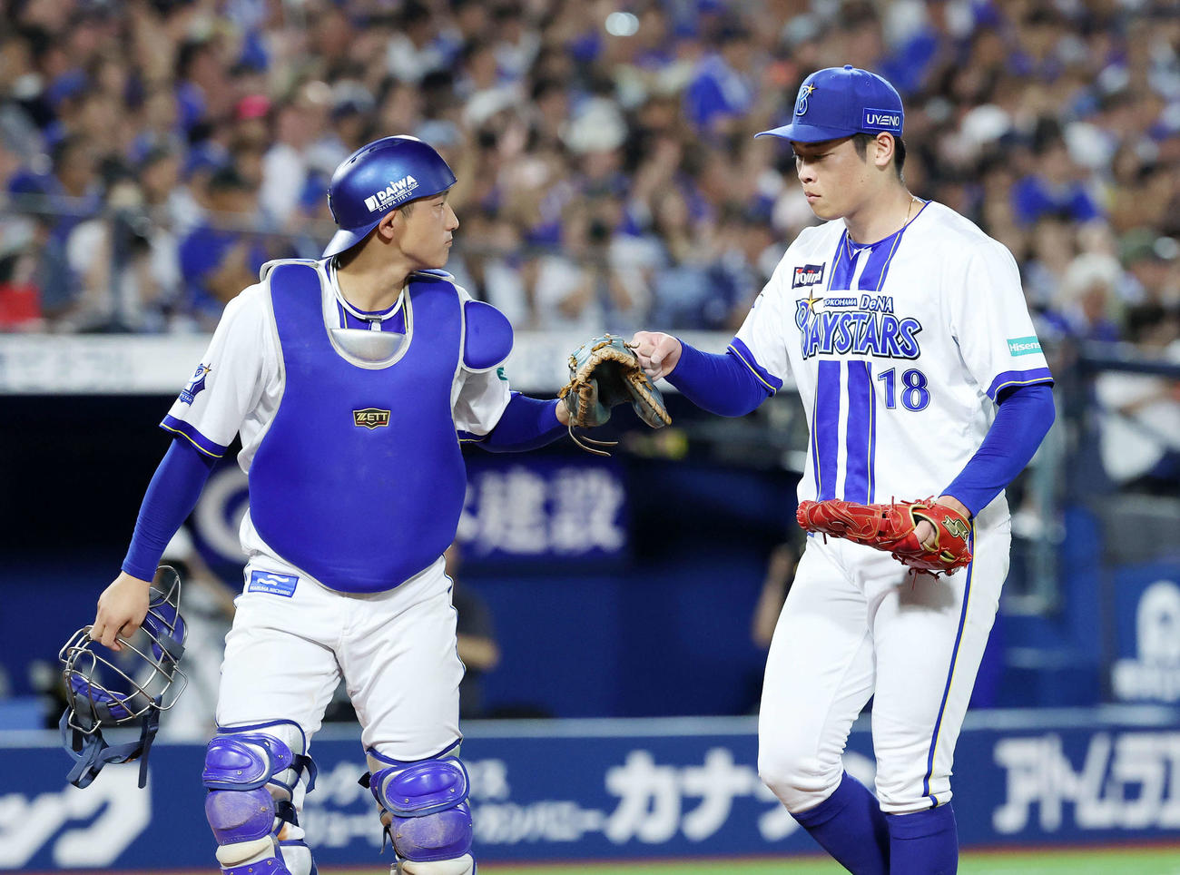 DeNA対中日　5回表、中日の攻撃を抑えタッチするDeNA松尾（左）と小園（撮影・鈴木正人）