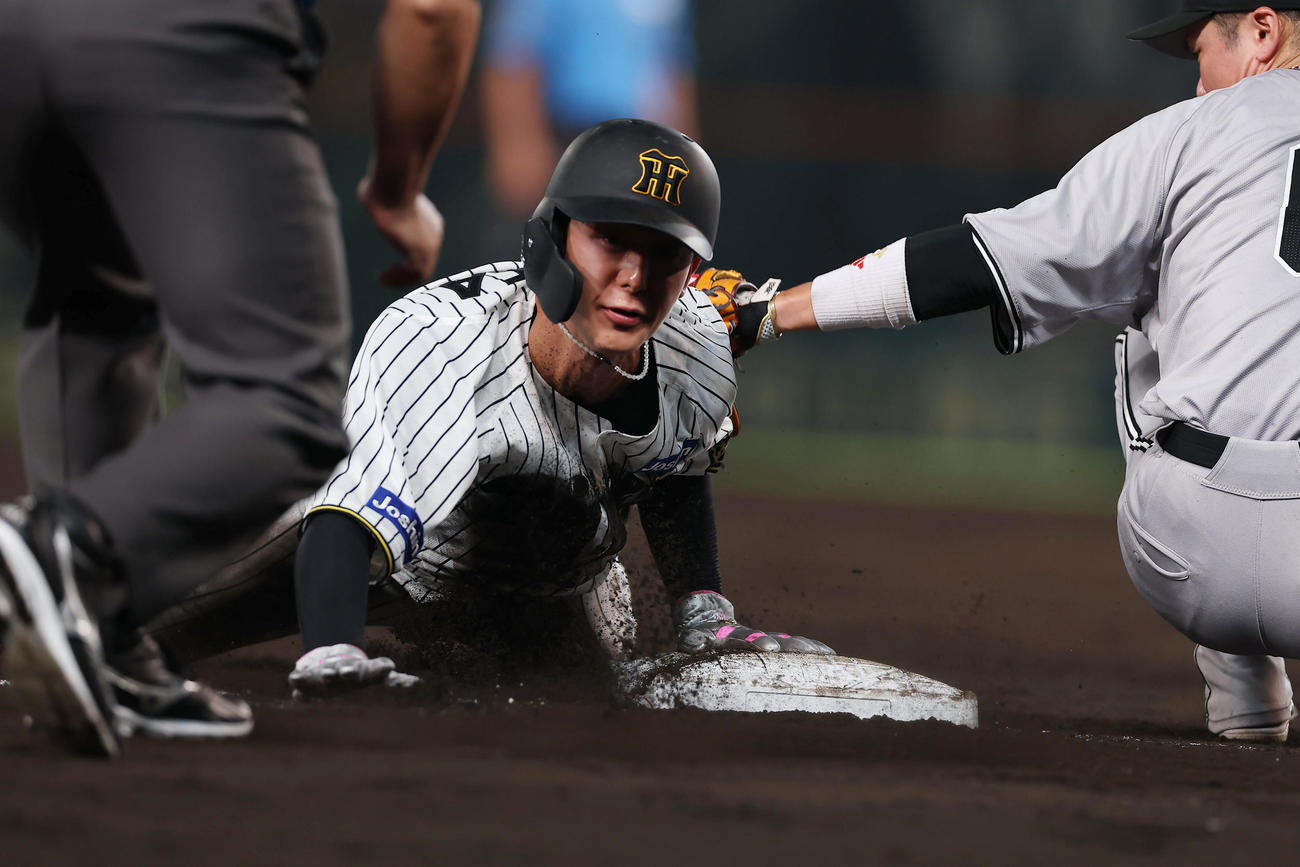 阪神対巨人　5回裏阪神無死二塁、坂本のバントで三進した小幡（撮影・前田充）