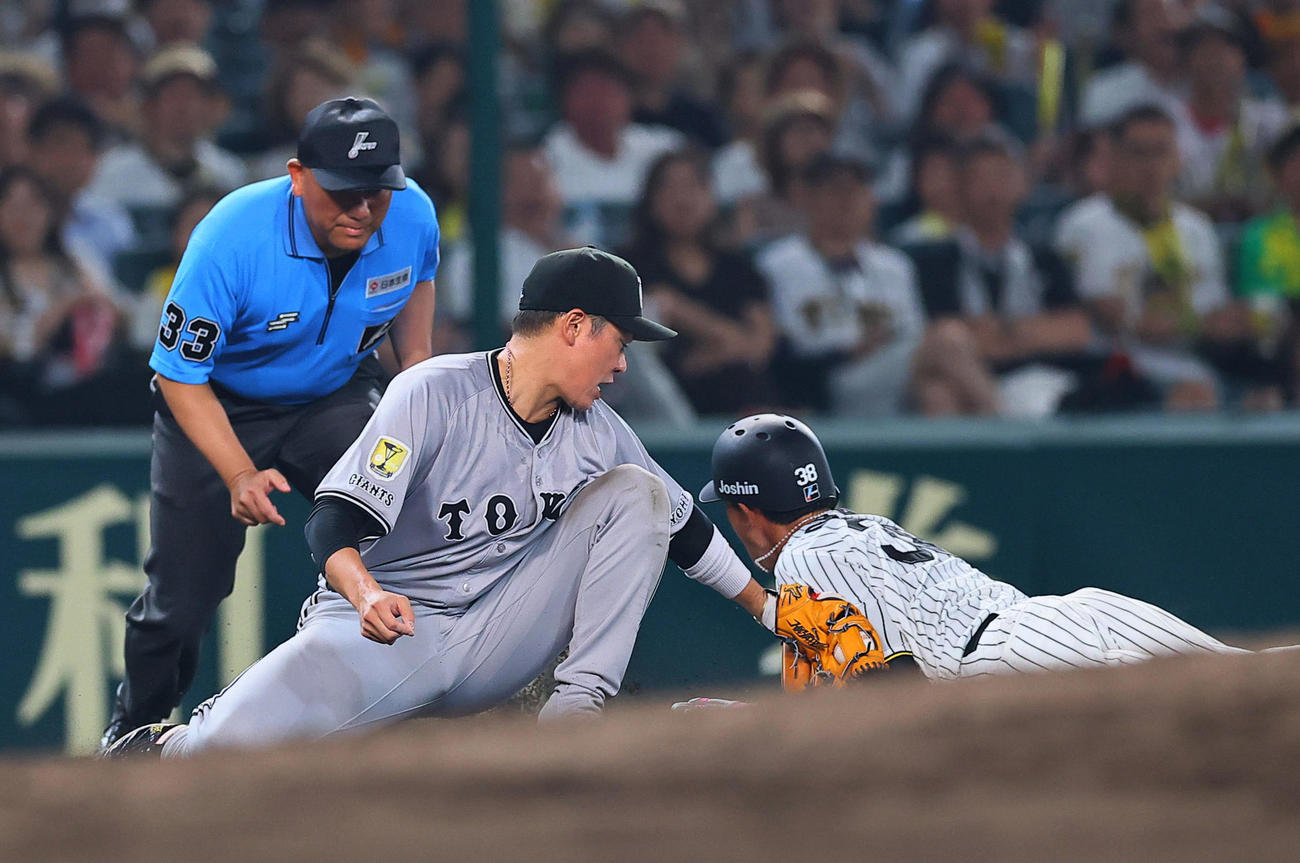 阪神対巨人　5回裏阪神無死二塁、坂本の投前犠打で三塁へ進み野選となる。野手坂本（撮影・藤尾明華）