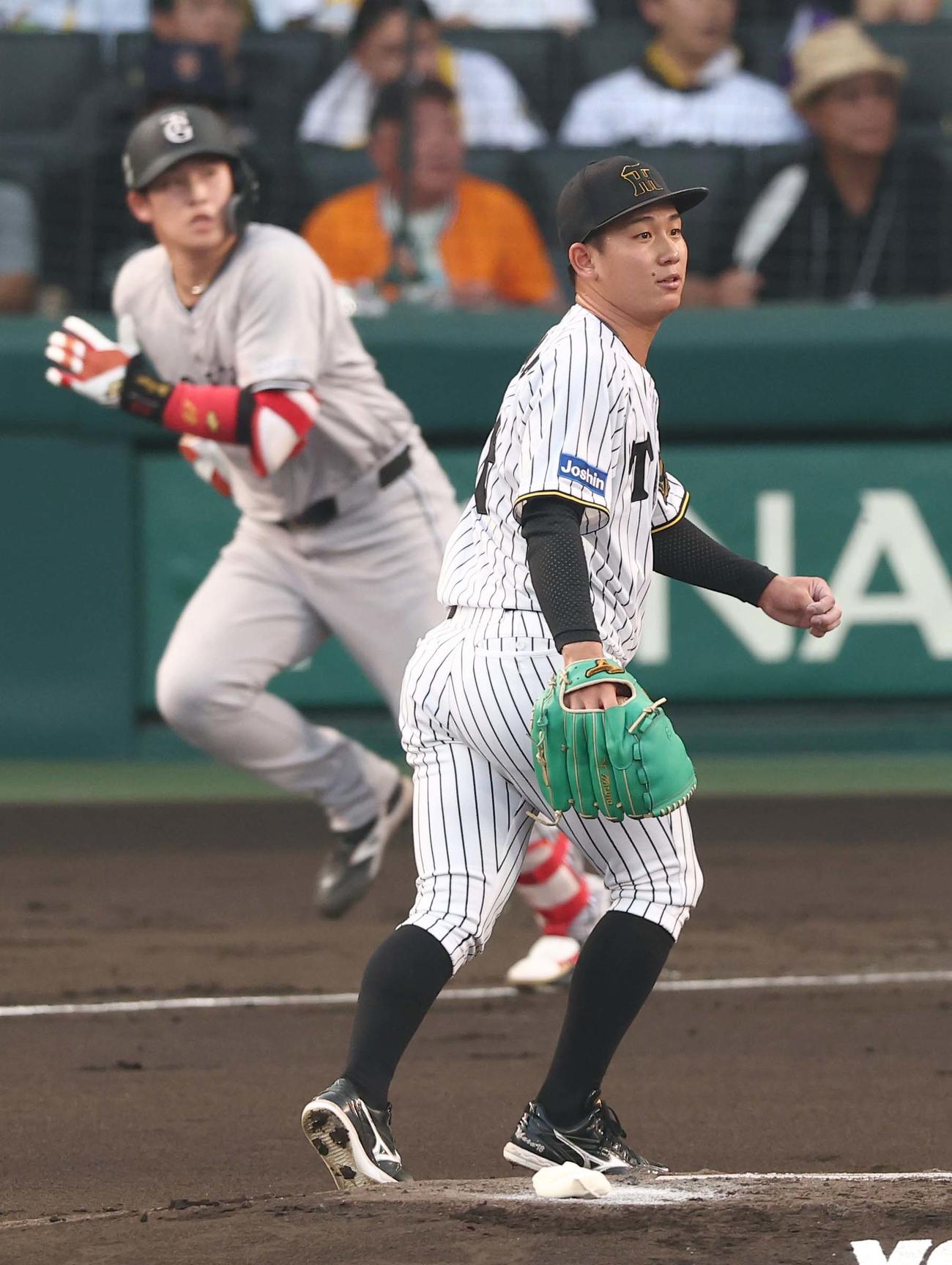 阪神対巨人　1回表巨人1死一、二塁、伊原（右）は増田陸に先制2点適時二塁打を浴びる（撮影・上田博志）
