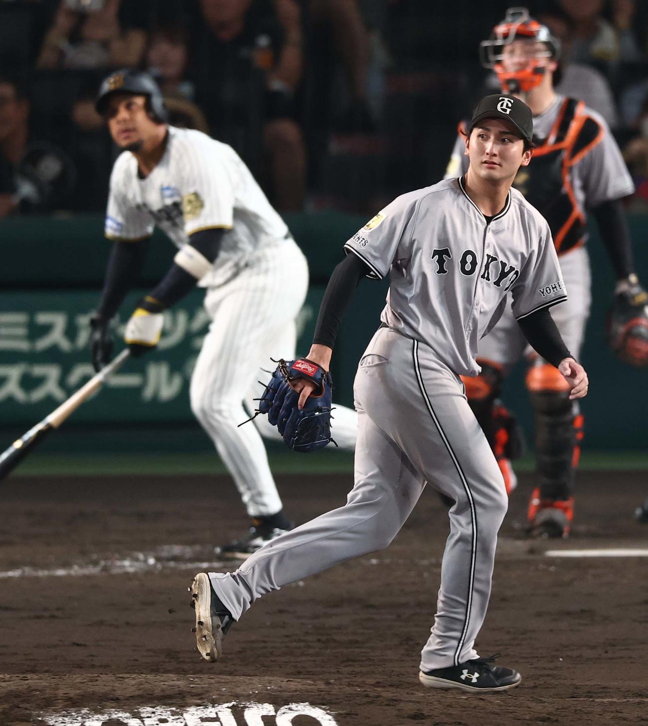 阪神対巨人　5回裏阪神無死一、三塁、横川（右）はヘルナンデスに同点犠飛を浴びる（撮影・上田博志）