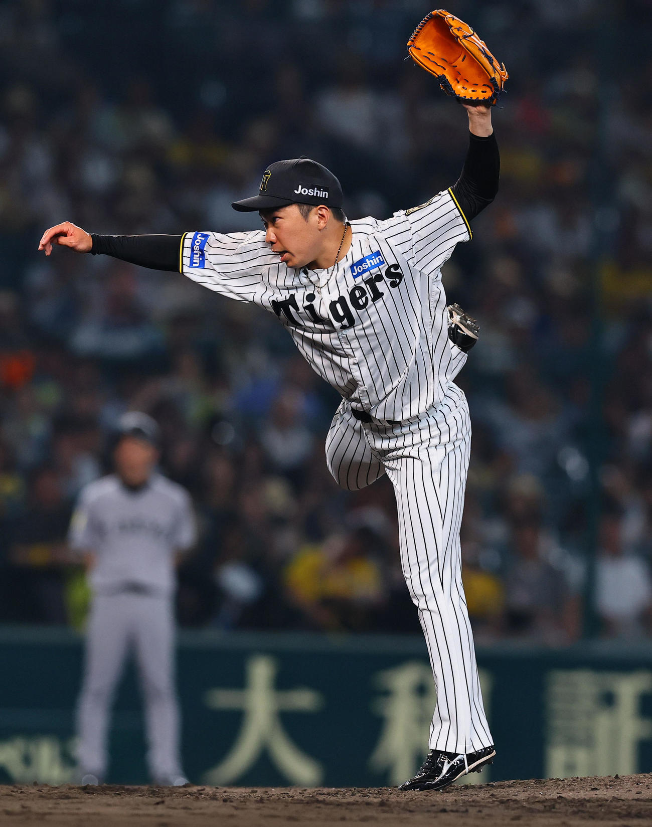 阪神対巨人　9回、5番手で登板した阪神石井（撮影・藤尾明華）