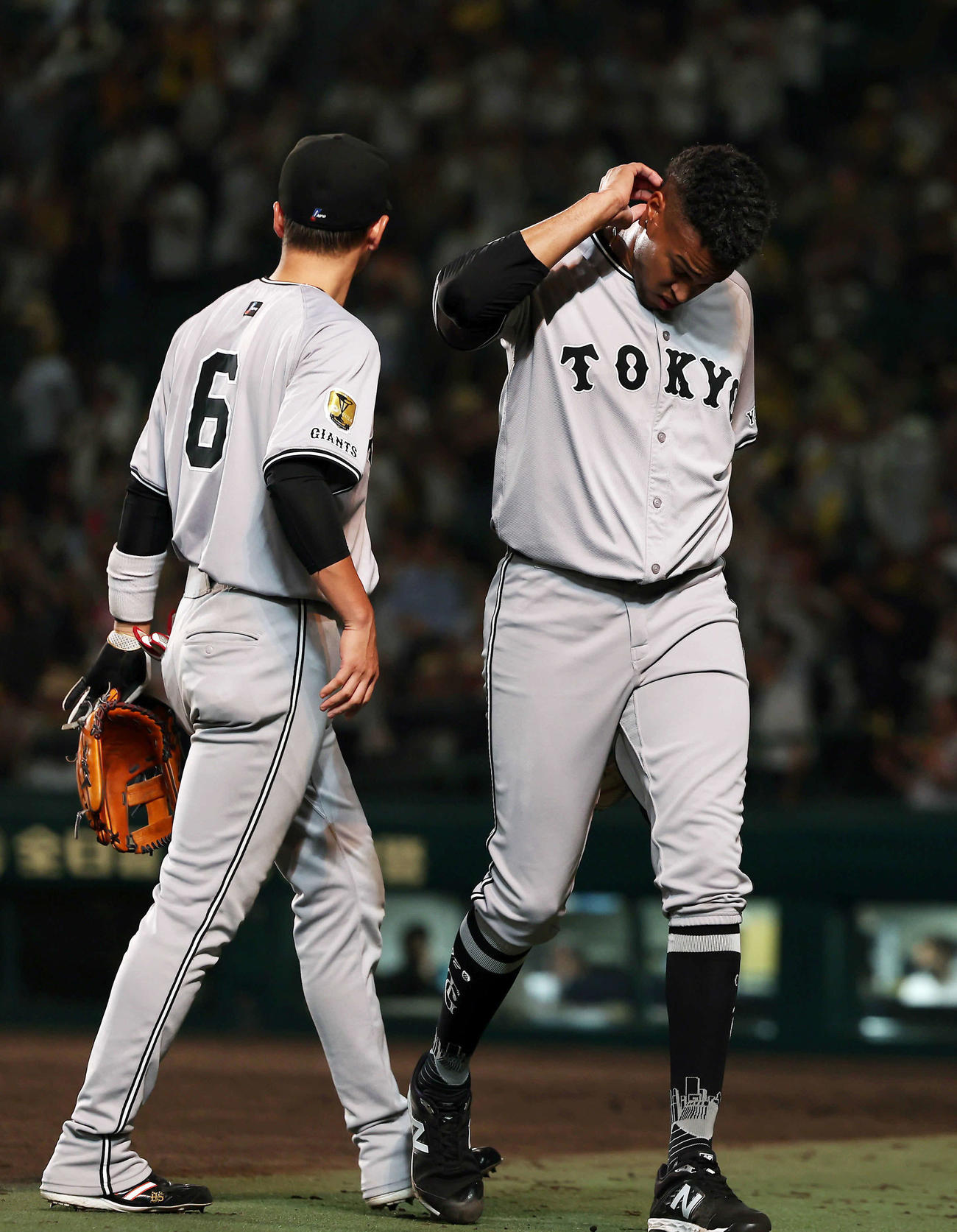 阪神対巨人　9回裏、阪神にサヨナラ負けを喫し、悔しそうに引き揚げる巨人マルティネス。左は坂本（撮影・前田充）