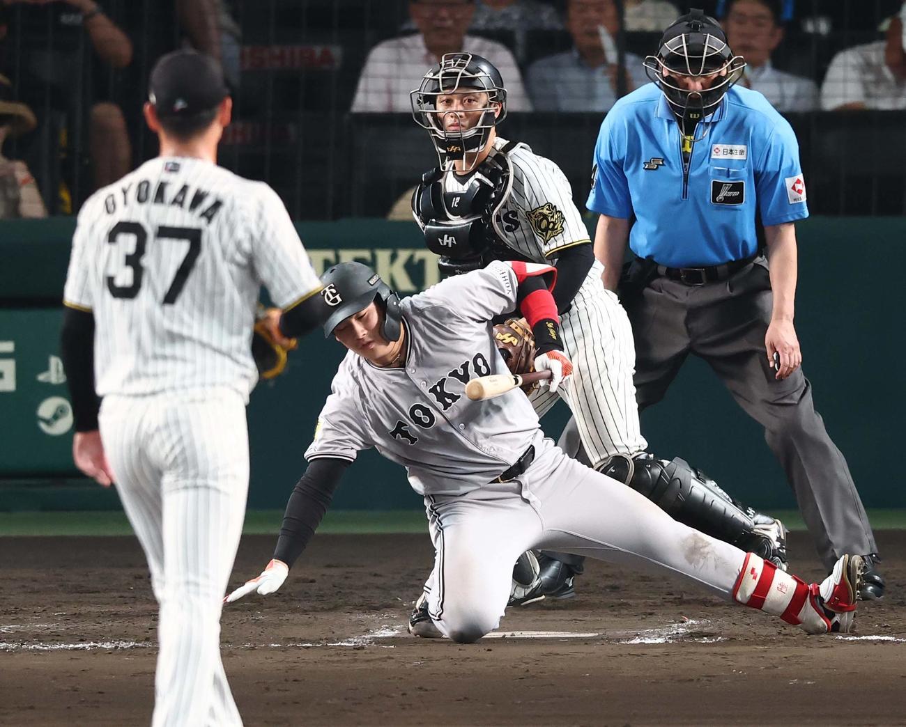 阪神対巨人　8回表巨人1死一、二塁、空振りした増田陸はバランスを崩す（撮影・上田博志）