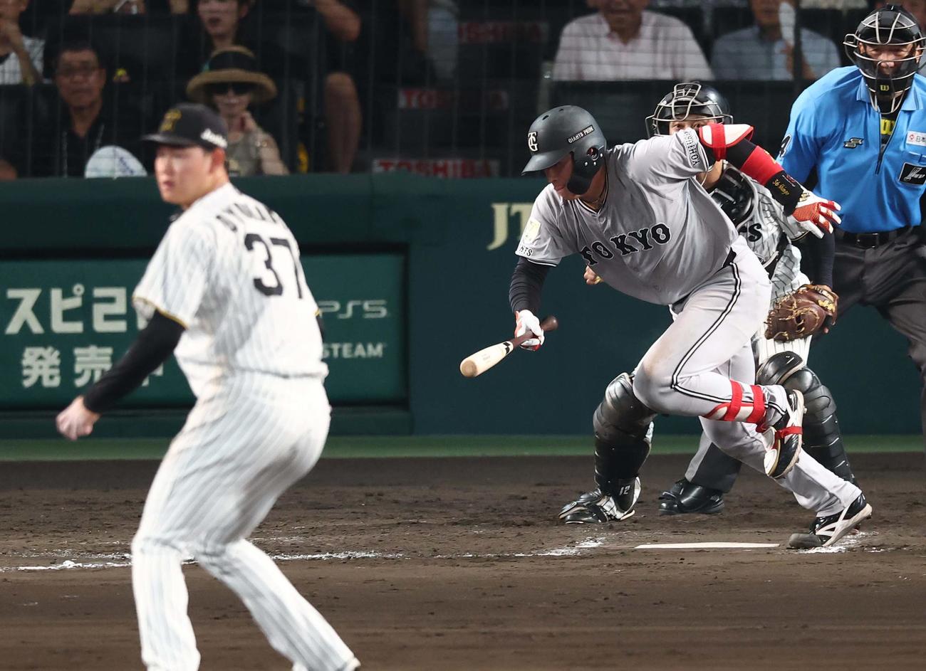 阪神対巨人　8回表巨人1死一、二塁、増田陸は二塁併殺打に倒れる（撮影・上田博志）