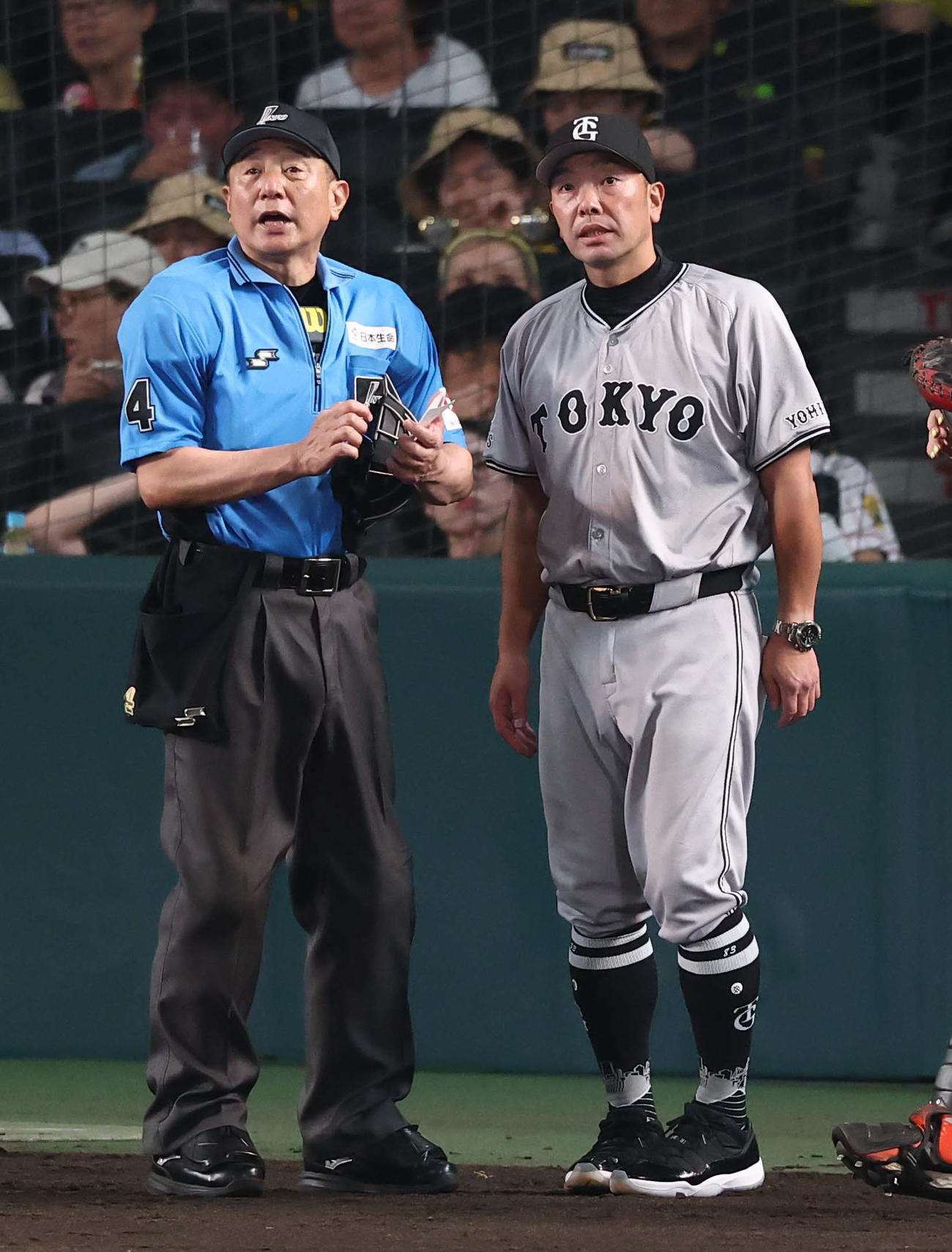 阪神対巨人　選手交代を告げる阿部監督（撮影・上田博志）