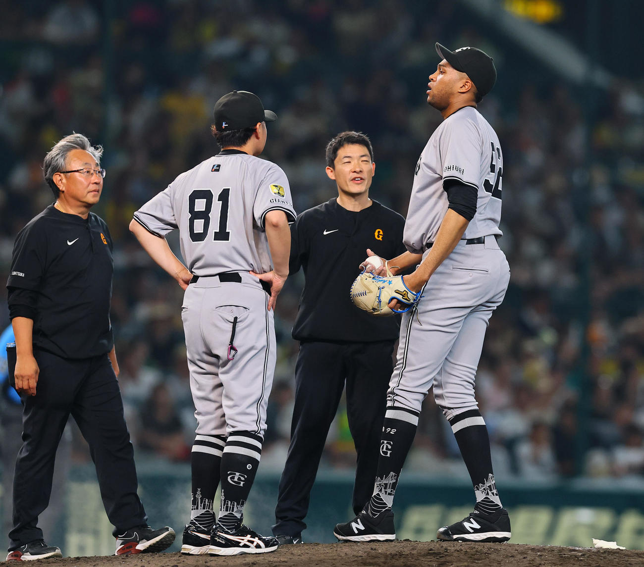 阪神対巨人　9回裏阪神無死一、二塁、大山の打球を足に受け、マウンドでコーチ、トレーナーらと話しをするマルティネス（撮影・藤尾明華）