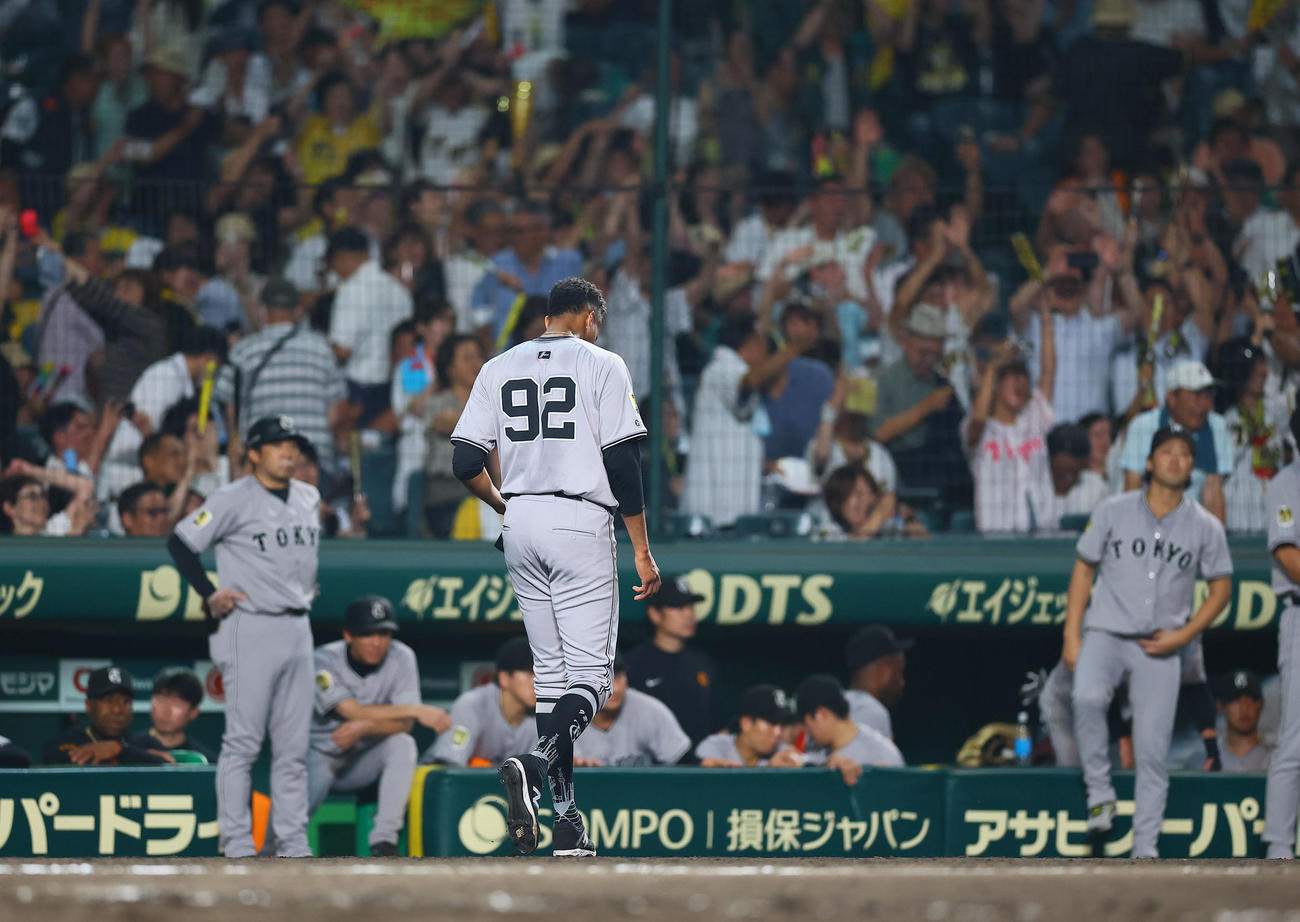 阪神対巨人　9回裏阪神無死満塁、豊田寛にサヨナラ犠飛を許し、引き揚げるマルティネス（撮影・藤尾明華）