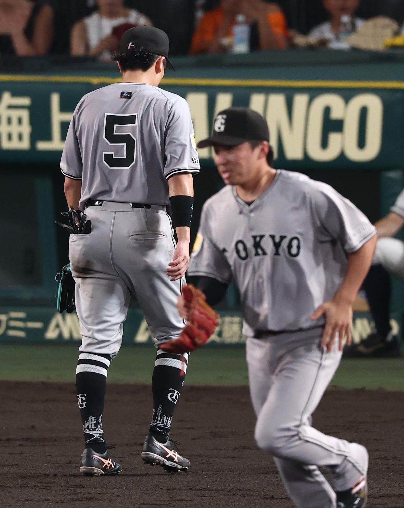 阪神対巨人　5回裏阪神無死二塁、門脇（左）は交代しベンチに戻る（撮影・上田博志）