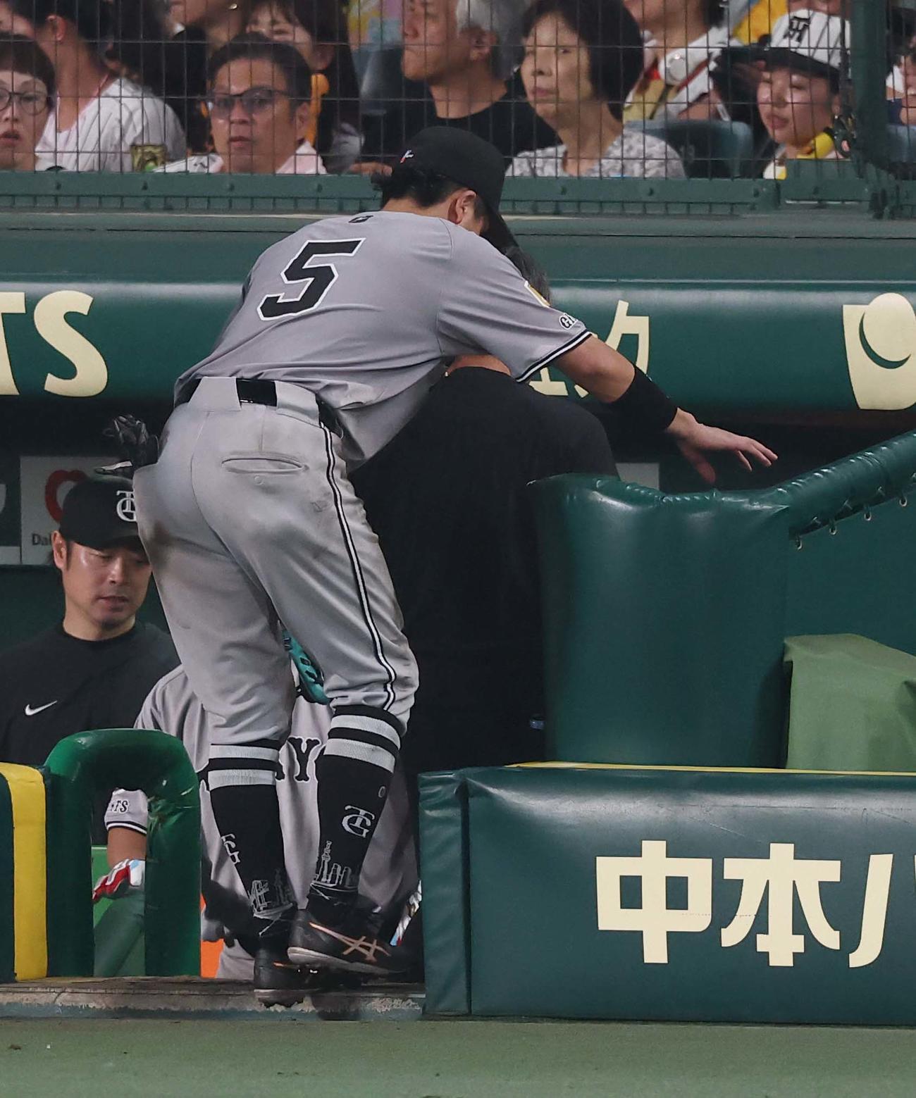 阪神対巨人　5回裏阪神無死二塁、門脇（左）は交代しベンチに戻る（撮影・上田博志）