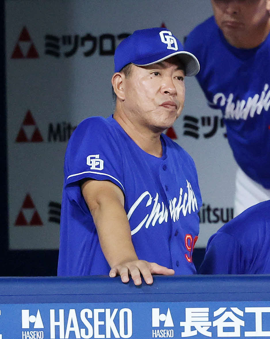 DeNA対中日　8回表、険しい表情で戦況を見つめる中日井上監督（撮影・鈴木正人）