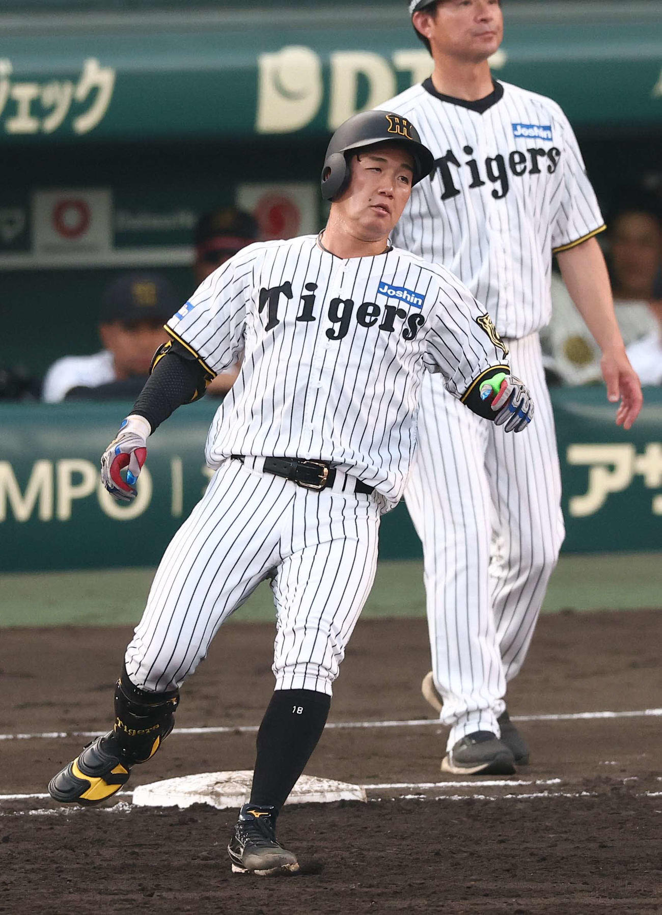 阪神対巨人　3回裏阪神2死、伊原は左前打を放つ（撮影・上田博志）