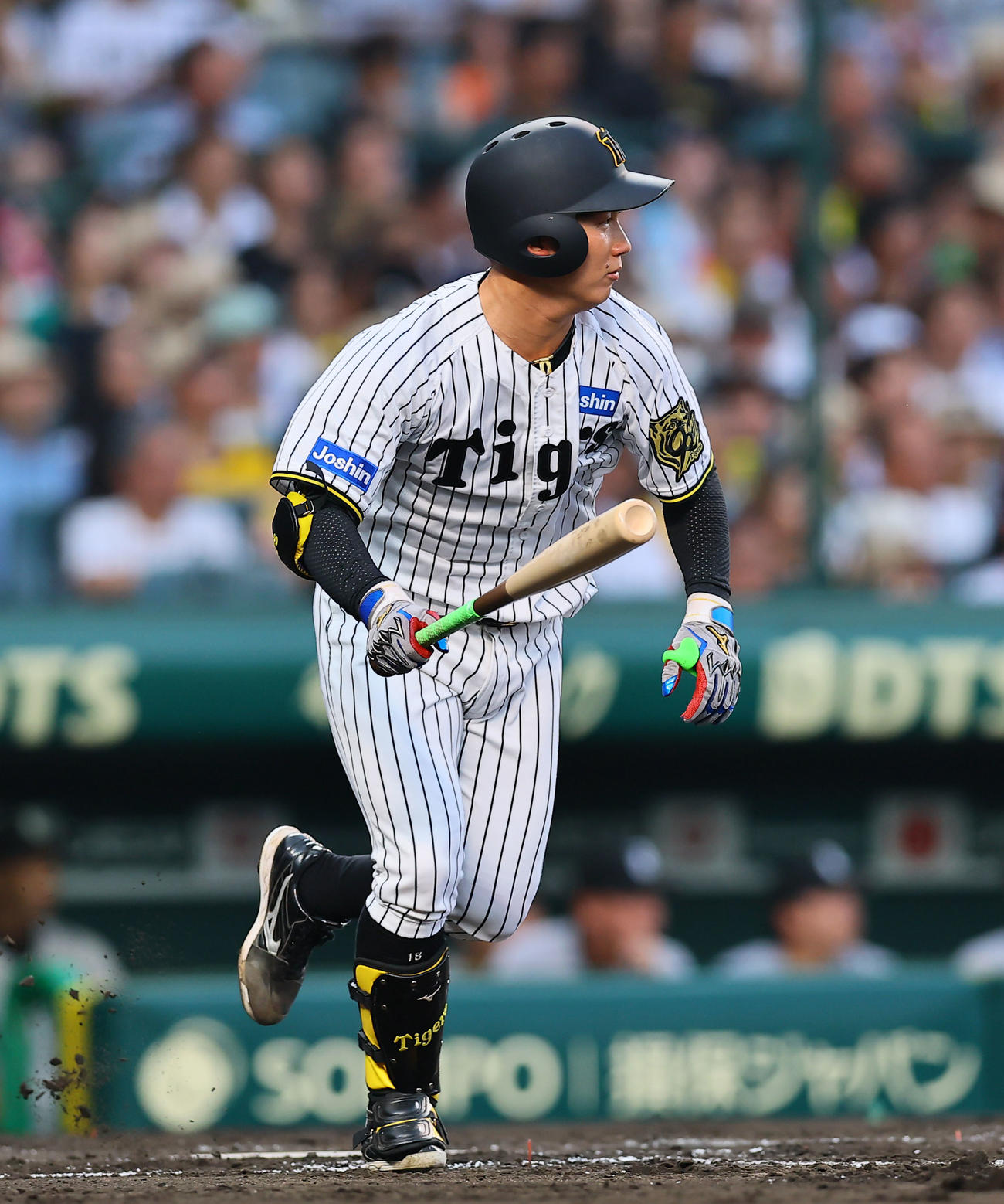 阪神対巨人　3回裏阪神2死、伊原陵人は左前打を放つ（撮影・藤尾明華）