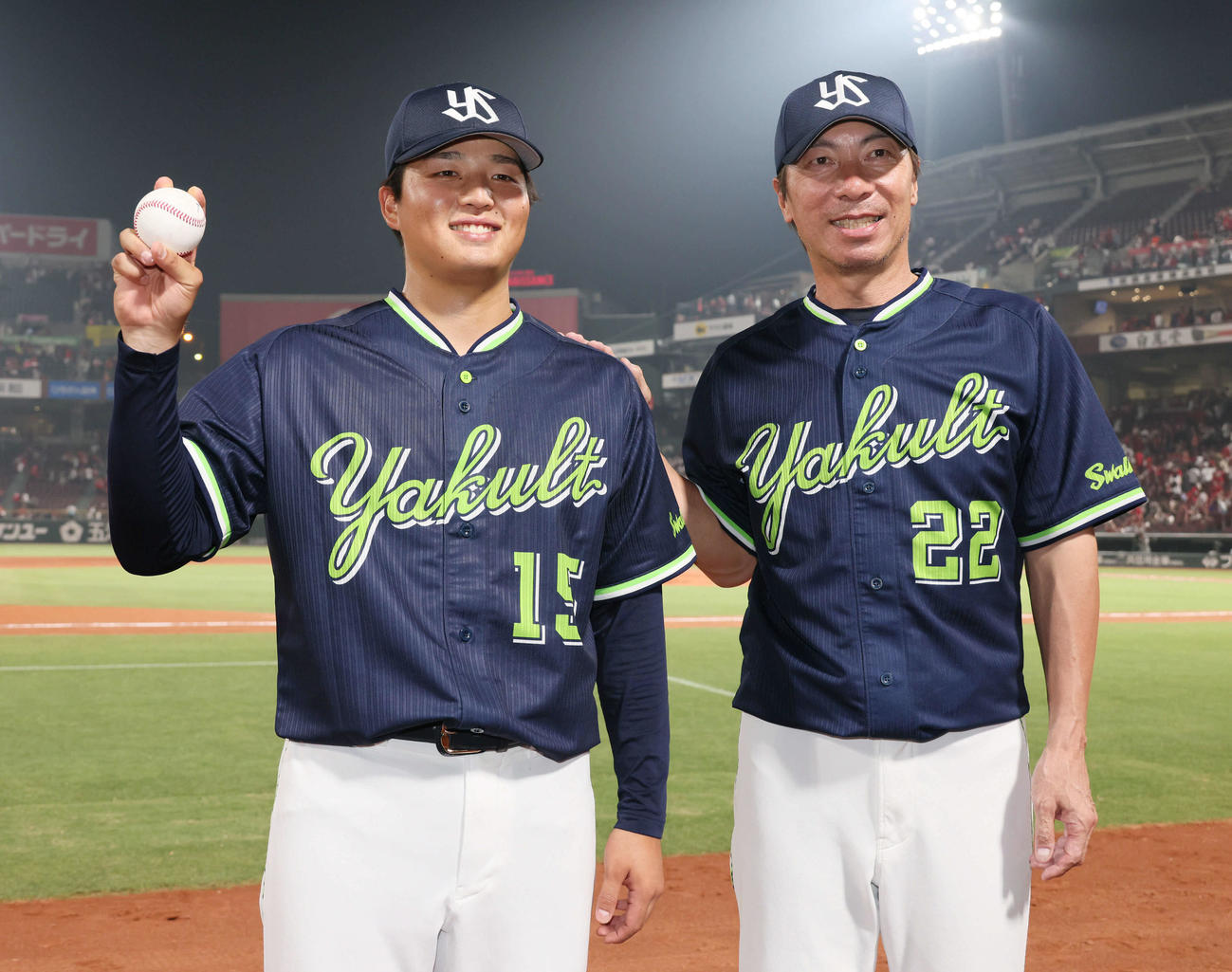 広島対ヤクルト　プロ初勝利の中村優（左）と高津監督（撮影・加藤孝規）
