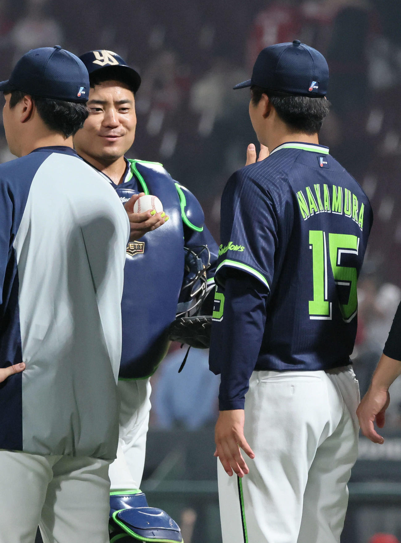 広島対ヤクルト　中村悠（左）からウイニングボールを受け取るプロ初勝利の中村優（撮影・加藤孝規）