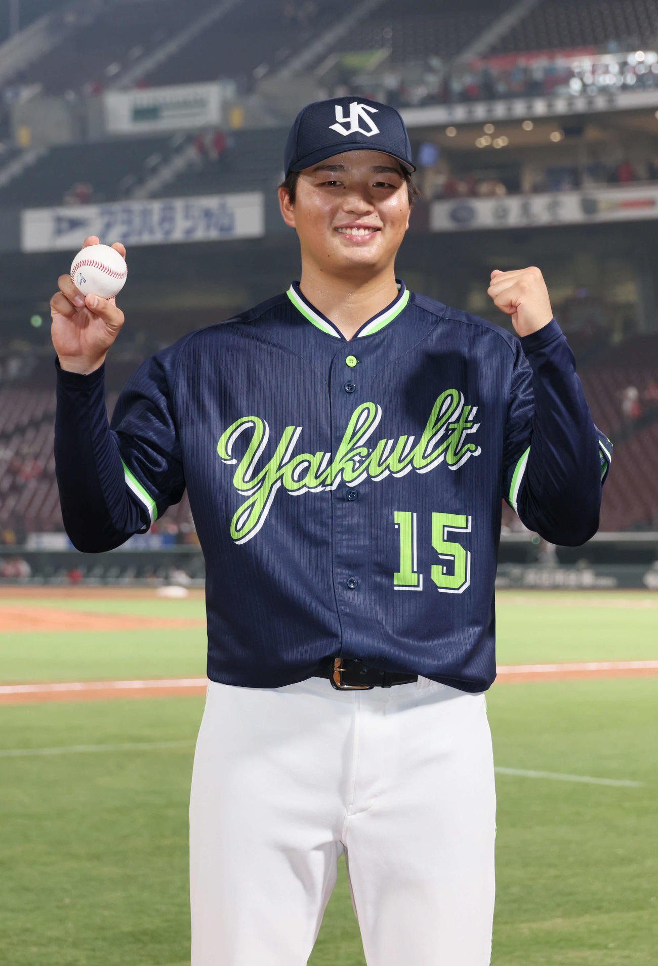 広島対ヤクルト　ポーズを決めるプロ初勝利の中村優（撮影・加藤孝規）