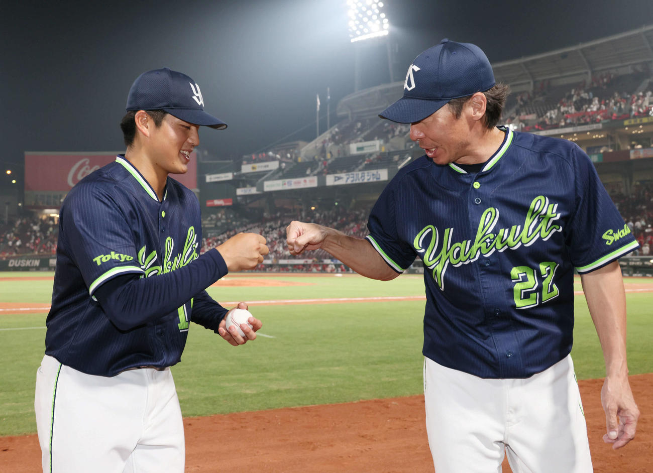 広島対ヤクルト　プロ初勝利の中村優（左）は高津監督とグータッチ（撮影・加藤孝規）