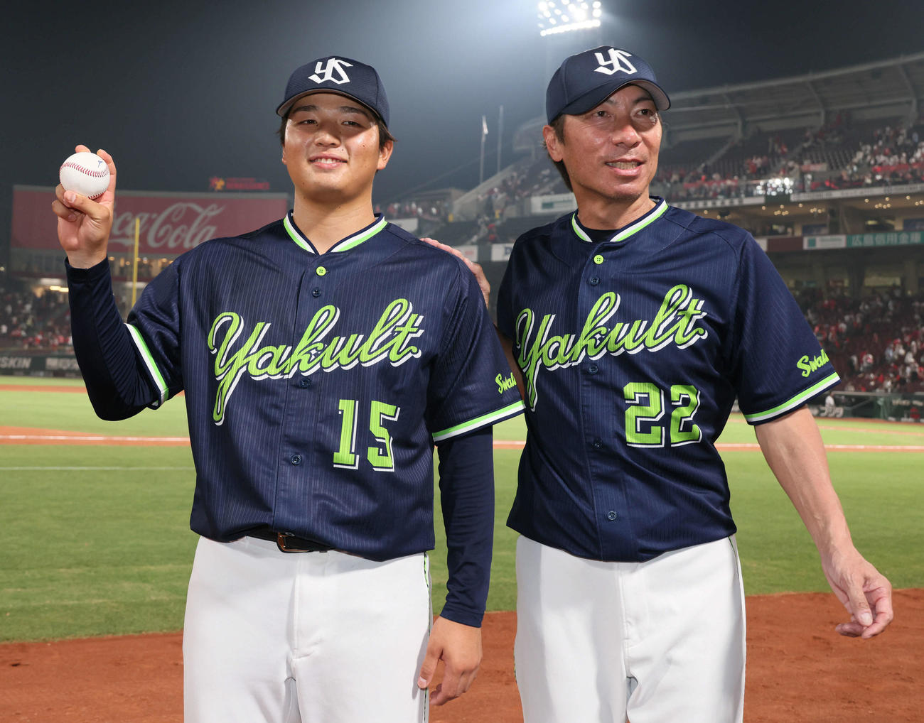 広島対ヤクルト　プロ初勝利の中村優（左）と高津監督（撮影・加藤孝規）