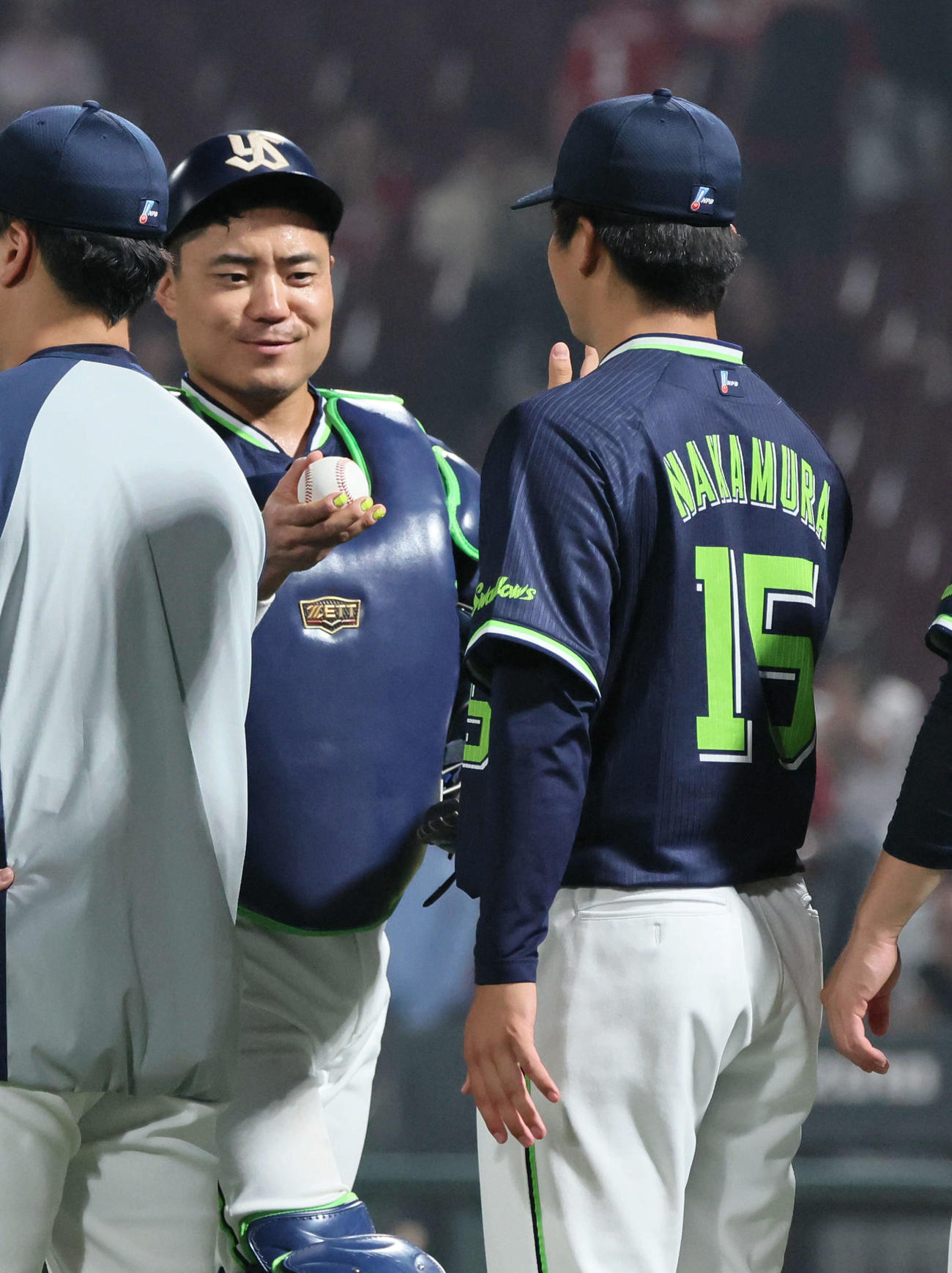 広島対ヤクルト　中村悠（左）からウイニングボールを受け取るプロ初勝利の中村優（撮影・加藤孝規）