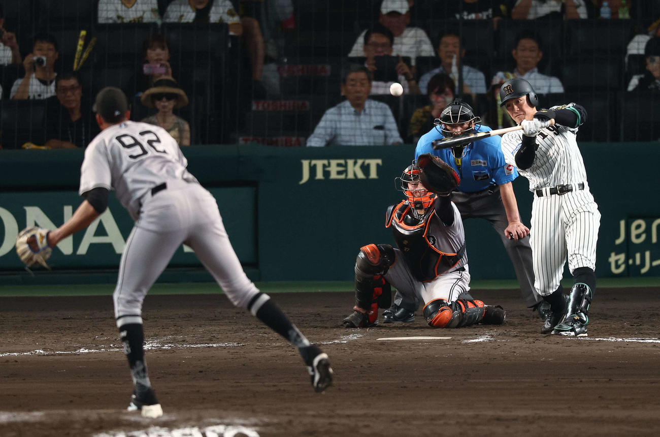 阪神対巨人　9回裏阪神無死満塁、マルティネスからサヨナラ犠飛を放つ豊田（撮影・上田博志）