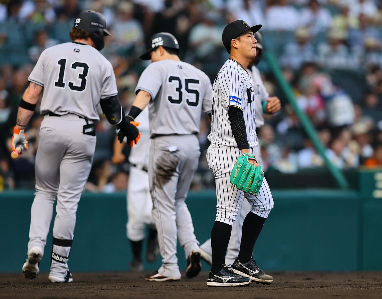 阪神対巨人　1回表巨人1死一、二塁、増田陸に先制2点適時二塁打を許した伊原（撮影・藤尾明華）