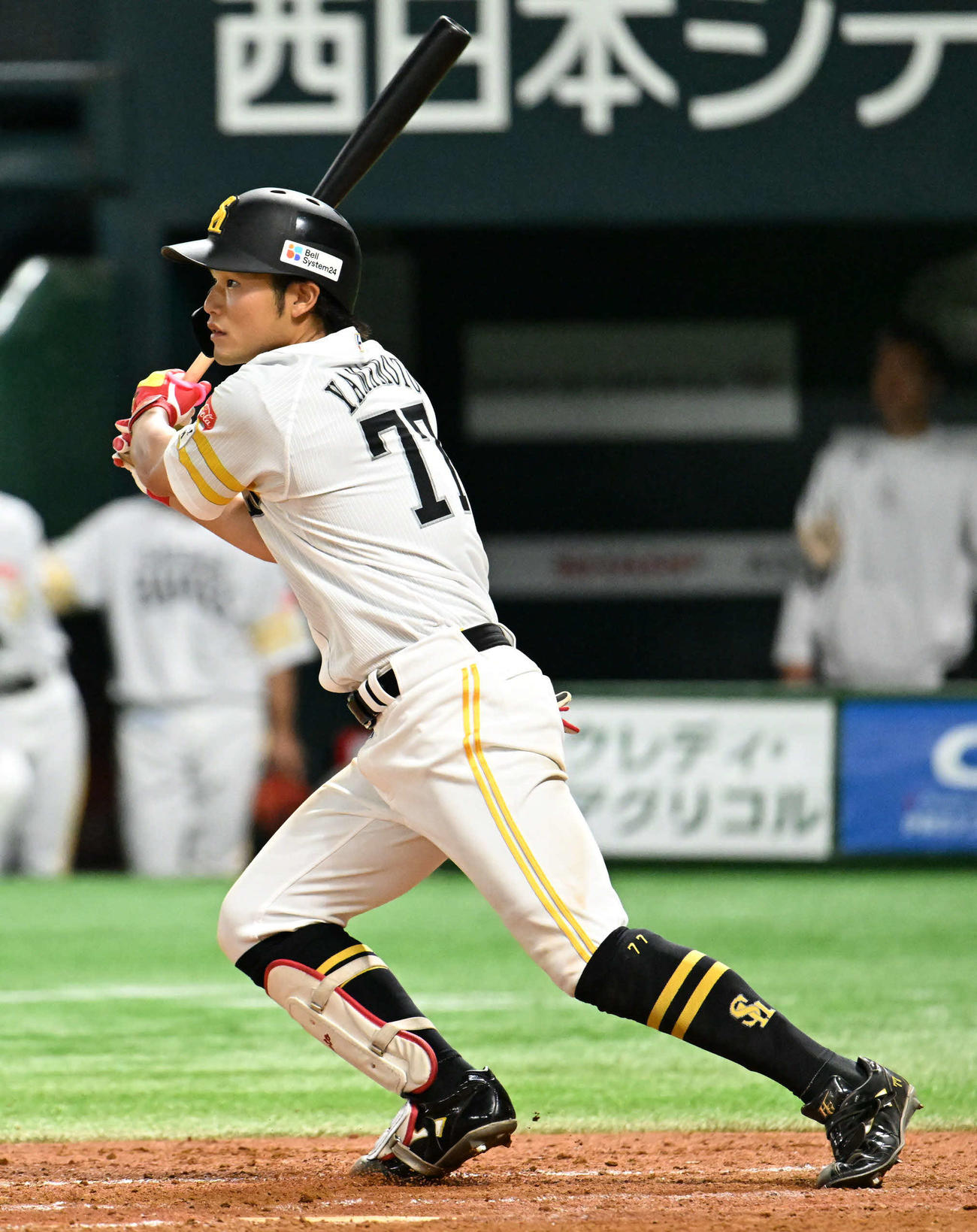 ソフトバンク対日本ハム　4回裏ソフトバンク2死一塁、山本は中前安打を放つ（撮影・林敢治）
