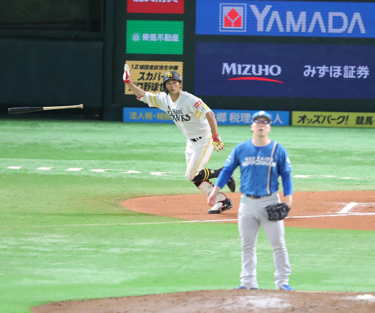 ソフトバンク対日本ハム　6回裏ソフトバンク無死、山本は中越え二塁打を放つ（撮影・梅根麻紀）