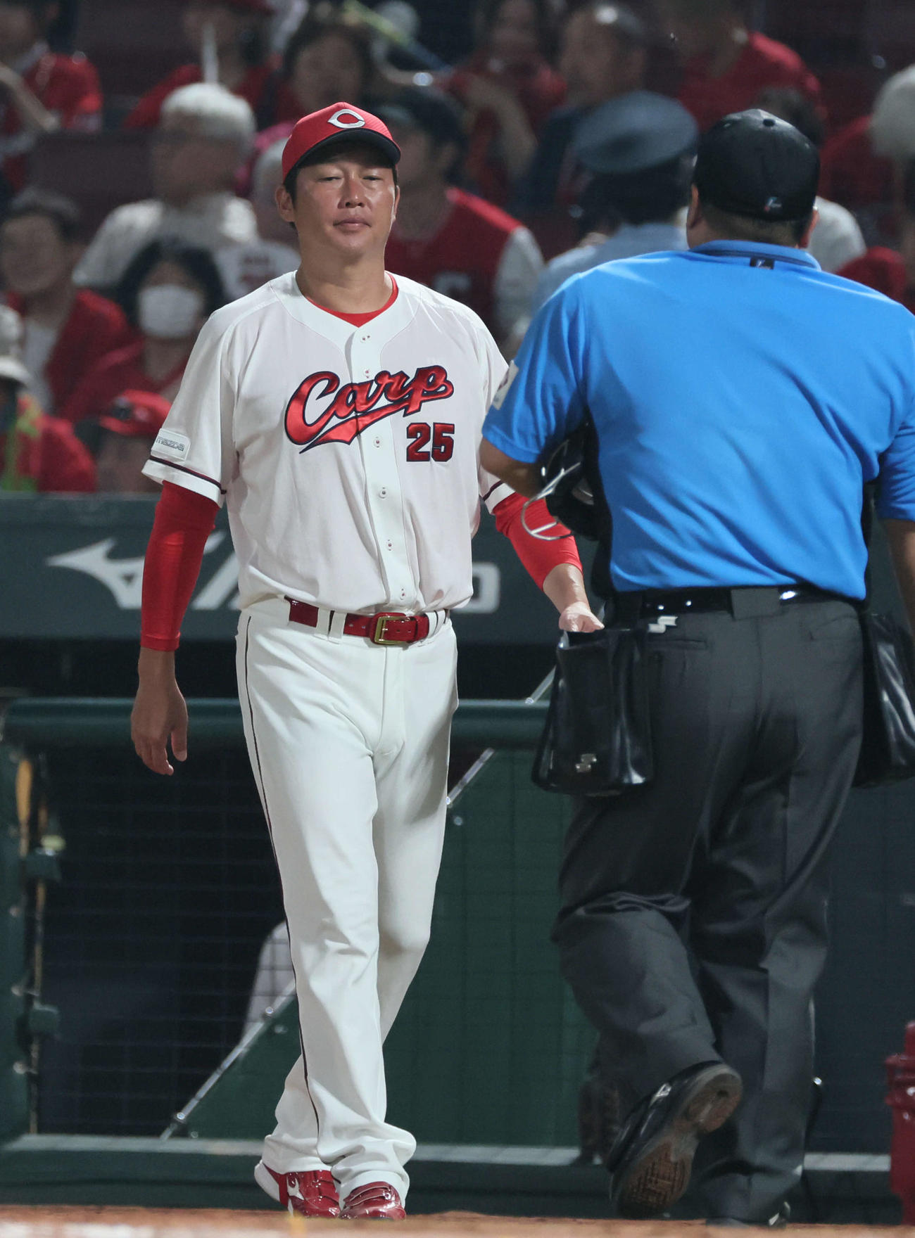 広島対ヤクルト　7回裏終了時、交代を告げる新井監督（撮影・加藤孝規）