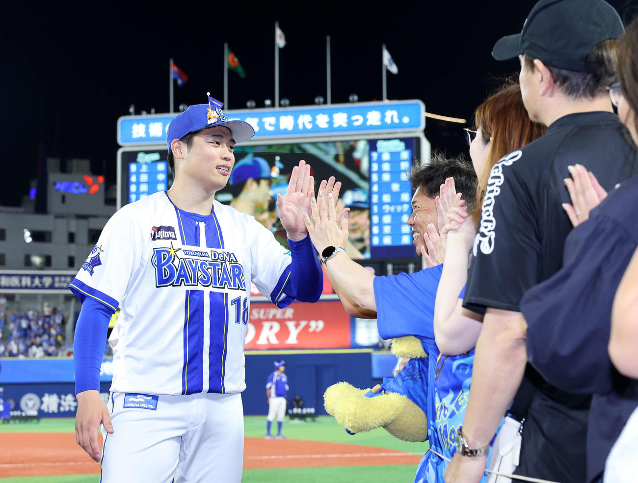 DeNA対中日　プロ初勝利しファンとタッチするDeNA小園（撮影・鈴木正人）