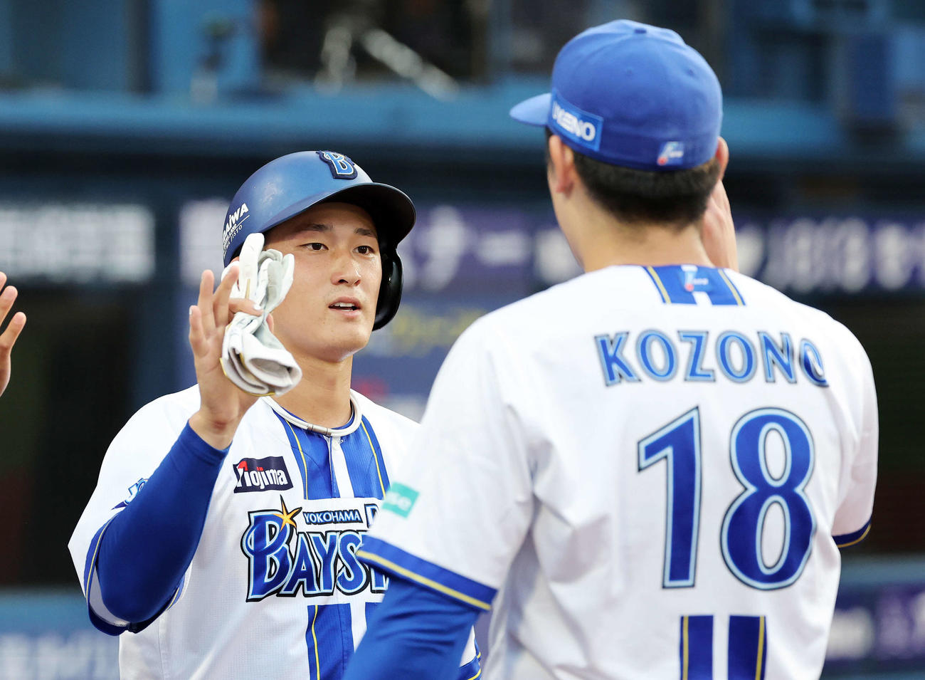 DeNA対中日　1回裏DeNA2死二塁、井上絢登の右前適時打で松尾（左）が生還し小園とタッチ（撮影・鈴木正人）
