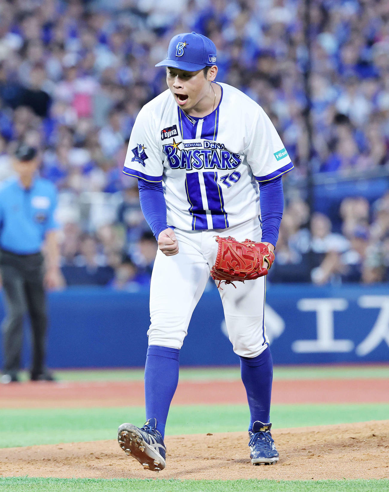 DeNA対中日　3回表、中日の攻撃を抑えガッツポーズで雄たけびを上げるDeNA小園（撮影・鈴木正人）