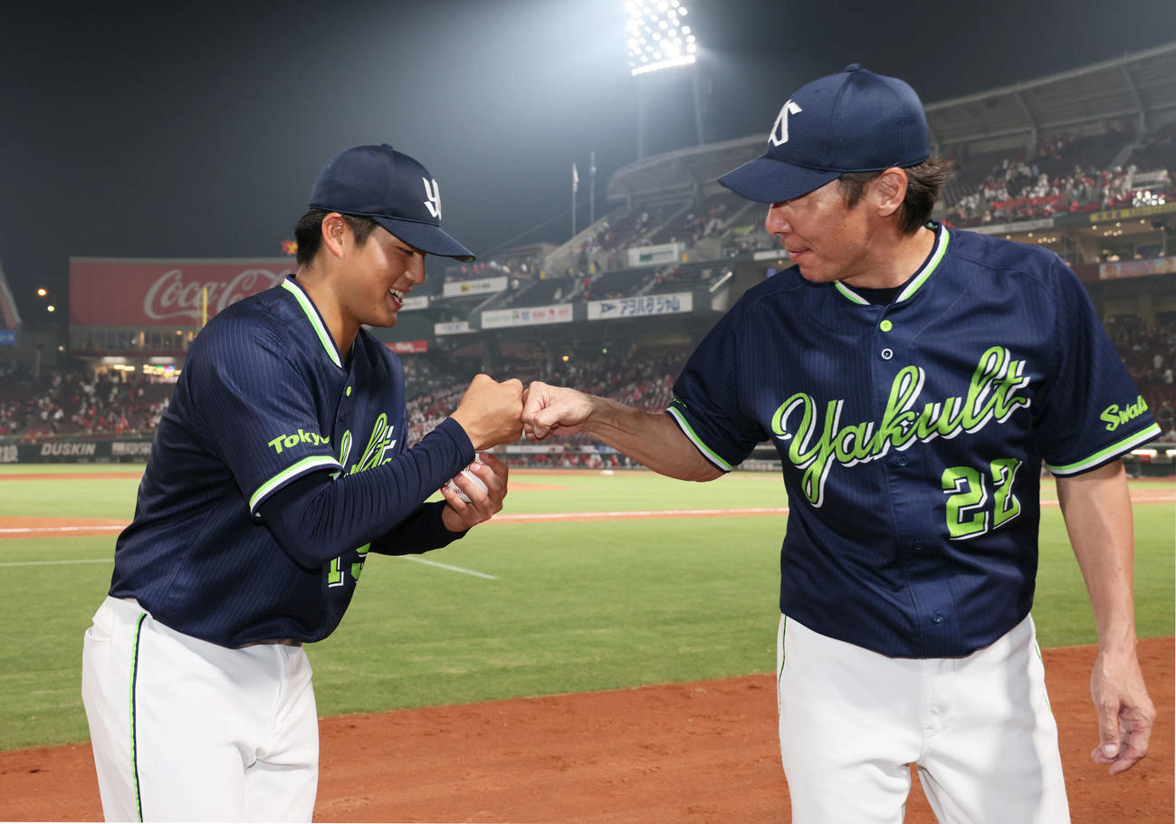 広島対ヤクルト　プロ初勝利の中村優（左）は高津監督とグータッチ（撮影・加藤孝規）