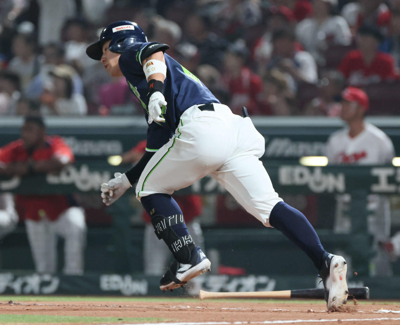 広島対ヤクルト　6回表ヤクルト2死一、二塁、代打の増田は中越え3点本塁打を放つ（撮影・加藤孝規）