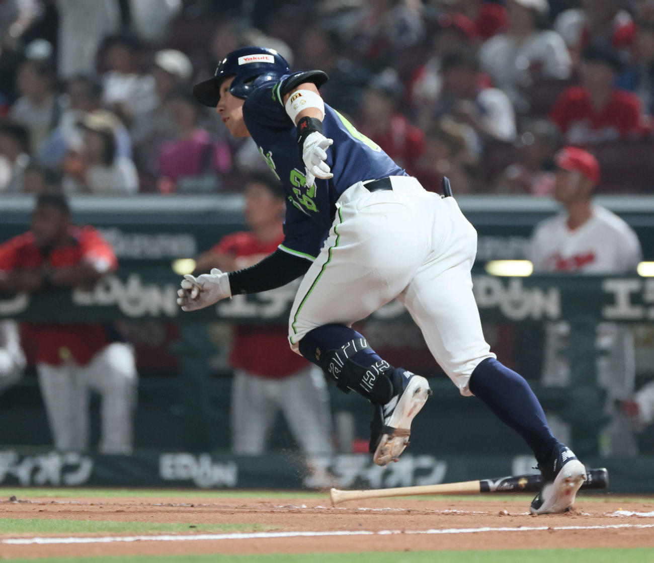 広島対ヤクルト　6回表ヤクルト2死一、二塁、代打の増田は中越え3点本塁打を放つ（撮影・加藤孝規）