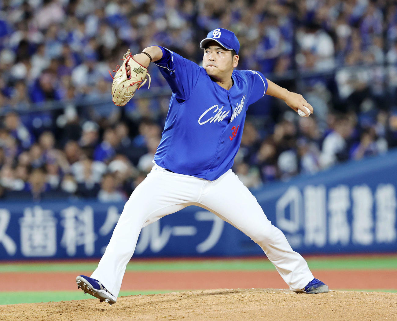 DeNA対中日　力投する中日2番手の福（撮影・鈴木正人）